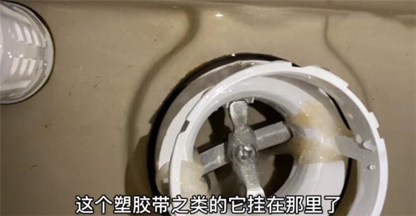 家居超人|“慎用”马桶蓝泡泡，有业主一月多交10吨水，还有人差点换马桶