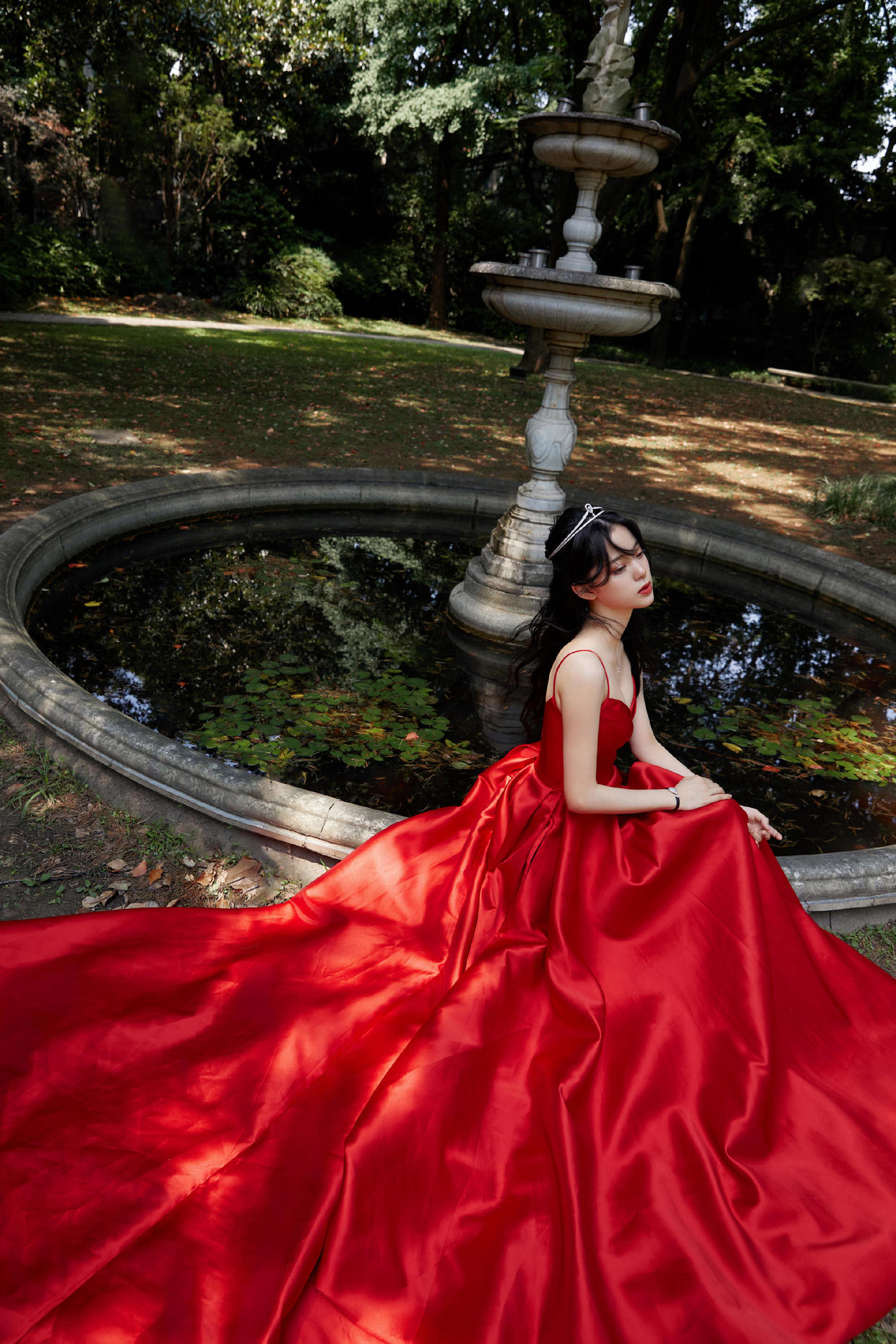 欧阳娜娜|欧阳娜娜真会穿，戴精致皇冠，着红色礼服，彰显公主般的视觉盛宴