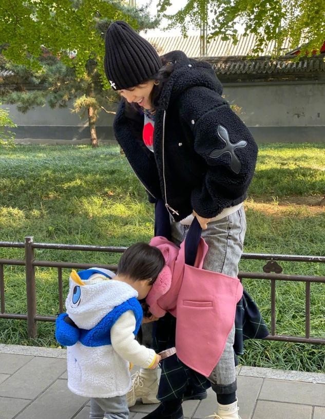 时尚风行派 大咖导演罕见同框！章子怡扎朝天辫好少女，就连吴京都忍不住摆弄