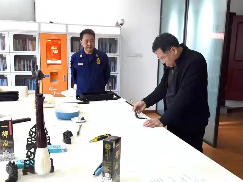 书画名家进消防,挥毫泼墨火焰蓝