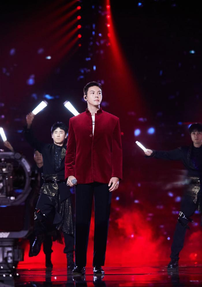 陈伟霆|完美撞脸叶问！陈伟霆被指现场演唱大翻车，影片破50万点击