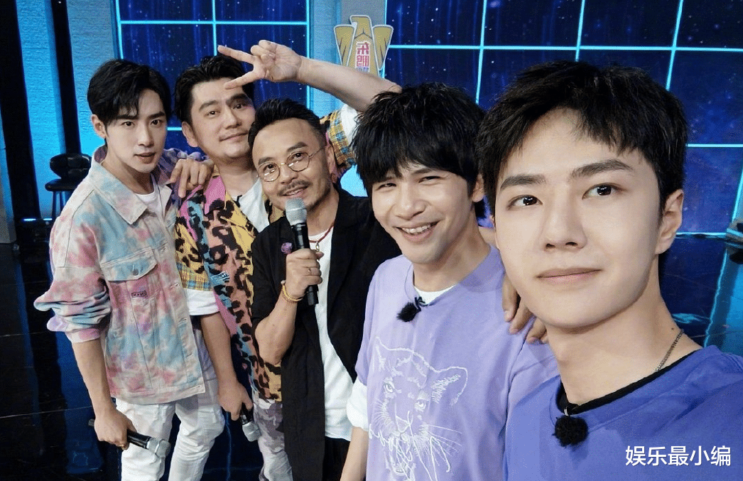 王一博|王一博成行走的自拍杆，网友在线求其发图，就想看看李易峰和靳东