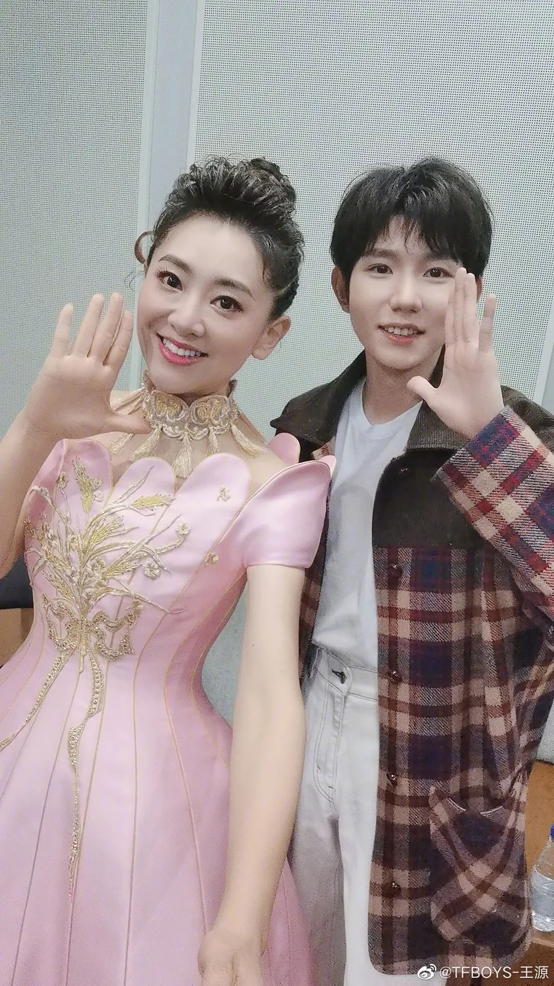 春晚|春晚后台更精彩：朱一龙岳云鹏赶着回家，成龙甄子丹吴京世纪同框