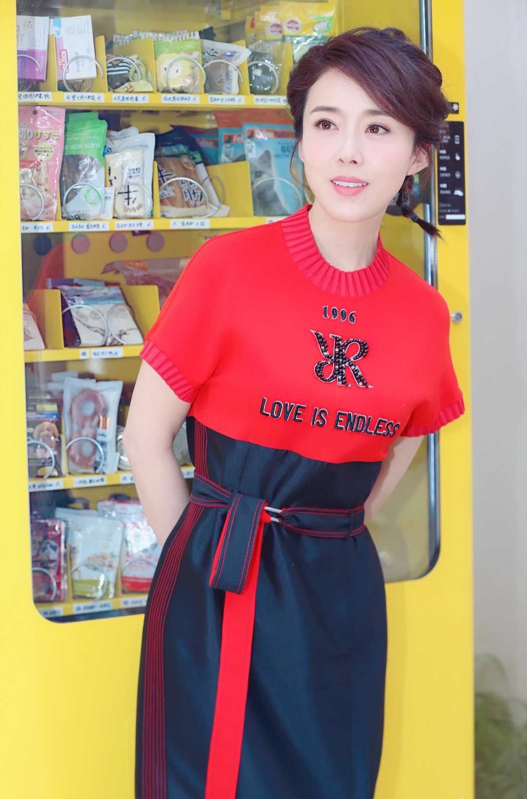 连衣裙 颜丹晨不愧是大众封的最美嫦娥，连遛狗穿的连衣裙，也减龄时髦
