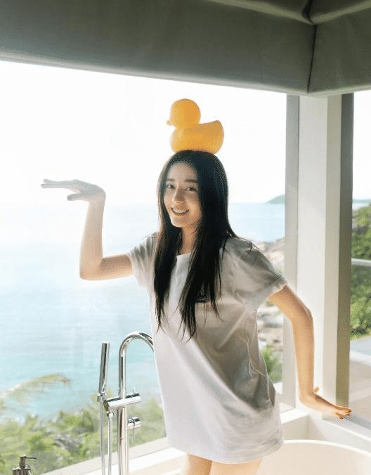 迪丽热巴|迪丽热巴“走哪捂哪”是故作姿态？生活照曝光后大家明白了