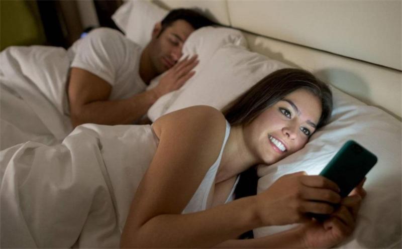 |丈夫失业后，瞒着老婆兼职送外卖，没想到酒店开门的竟是自己老婆