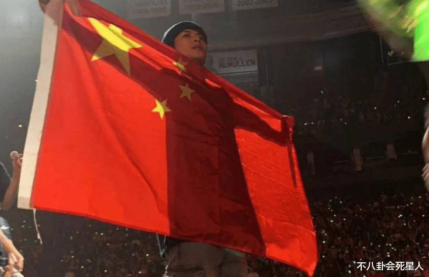 爱国|五位爱国态度最刚的年轻艺人：身披国旗，外网发文：我是中国人