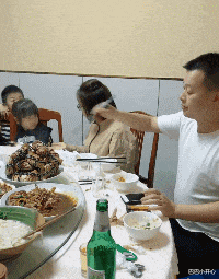 |毕业拍合照，老师挑的这个位置太好了，同学们都笑岔气