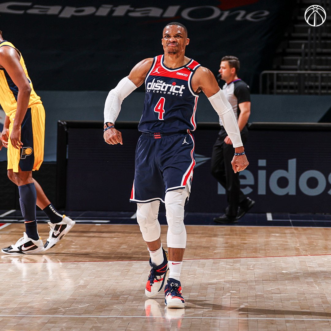 威斯布魯克|韋少35+21+14引熱議！比爾狂吹，回更衣室潑水慶祝：短褲快掉了