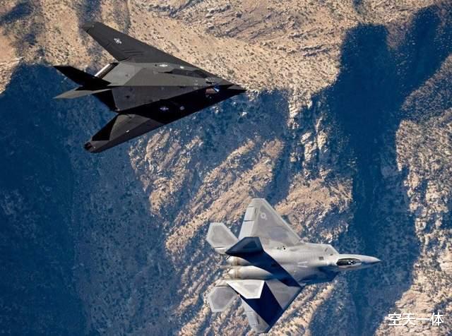 F-35|F22隐身性能不如F35？五代机标杆遭遇挑战，DSI进气道果然比较强