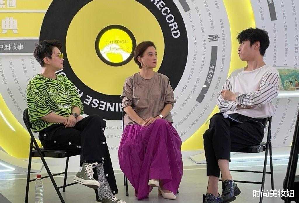 时尚美妆妞|58岁李玲玉保养得真好，穿婆婆衫配紫色裙气质优雅，美得精致