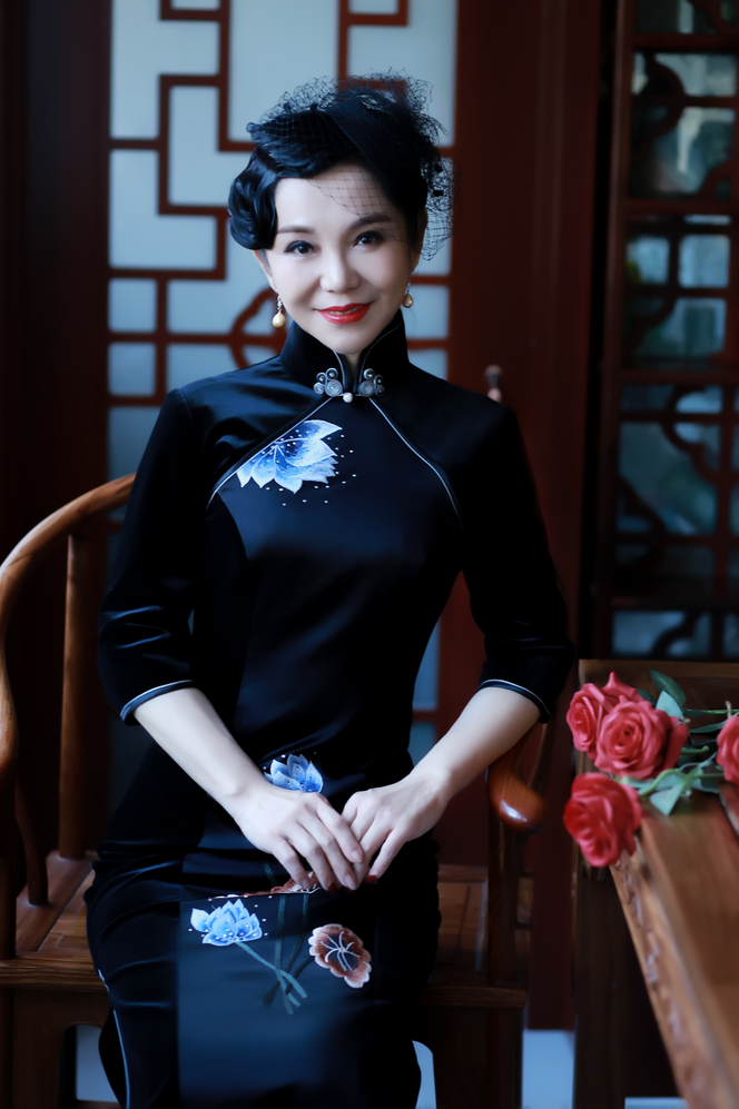 翠萍金扣子|金扣子： 旗袍女王金子姐岁月从不败美人