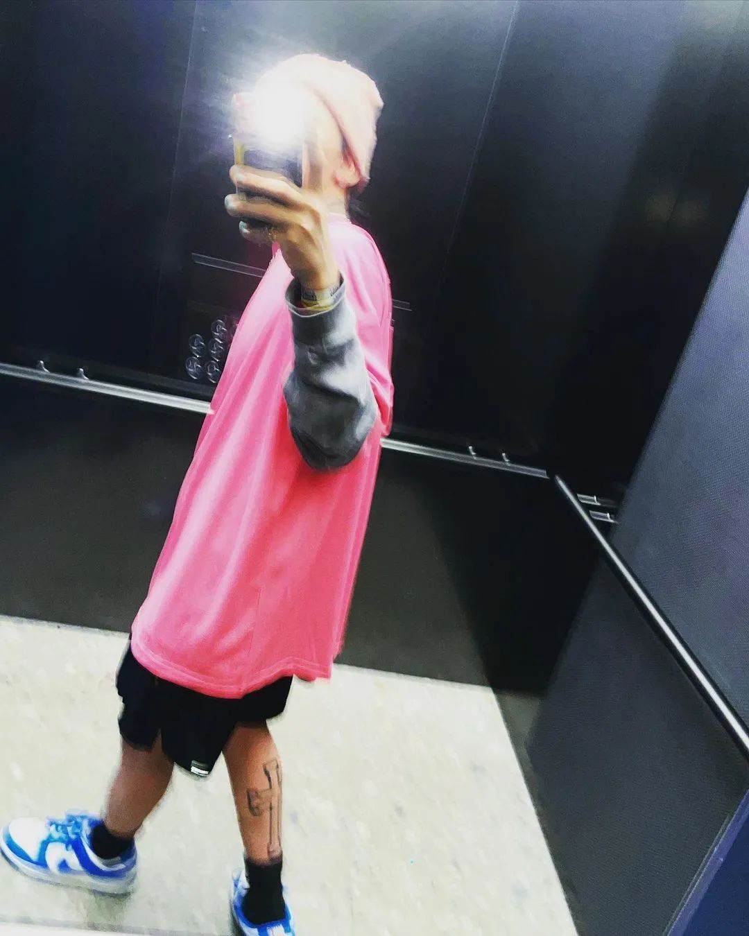 斗牛APP|笑拉了!权志龙上脚“北卡蓝”,鞋贩子却因滤镜太重又冲错了!