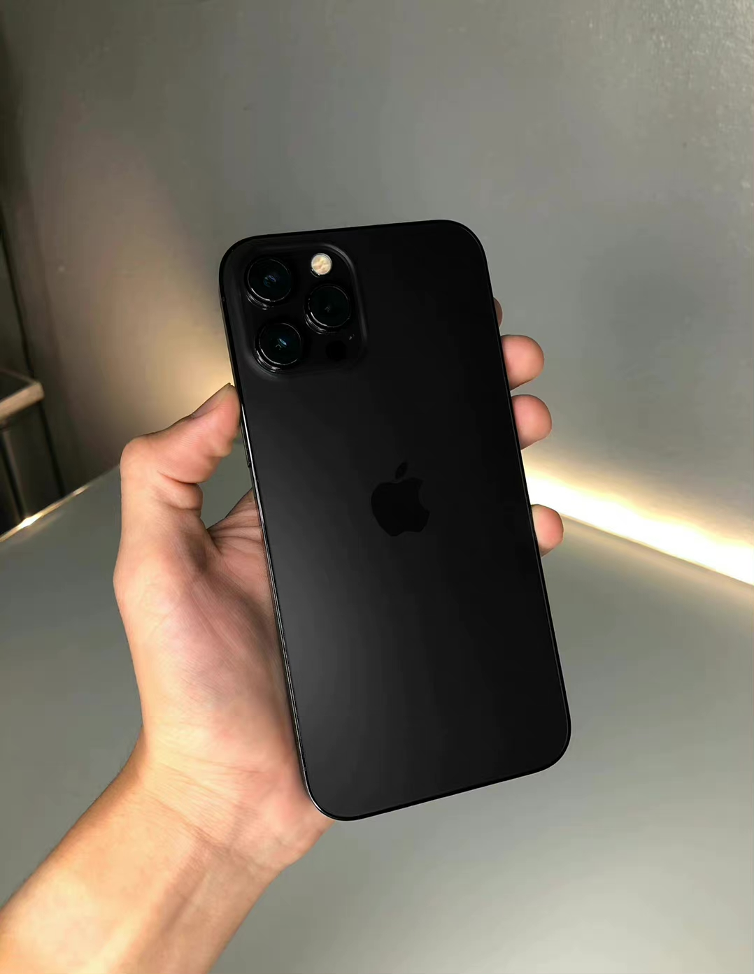 iphone13|iphone13真机被曝，中框厚度感人，状态栏的百分比回来了