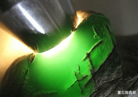 翡翠|打光看翡翠原石，一定要掌握的三个关键技巧！行家讲述！