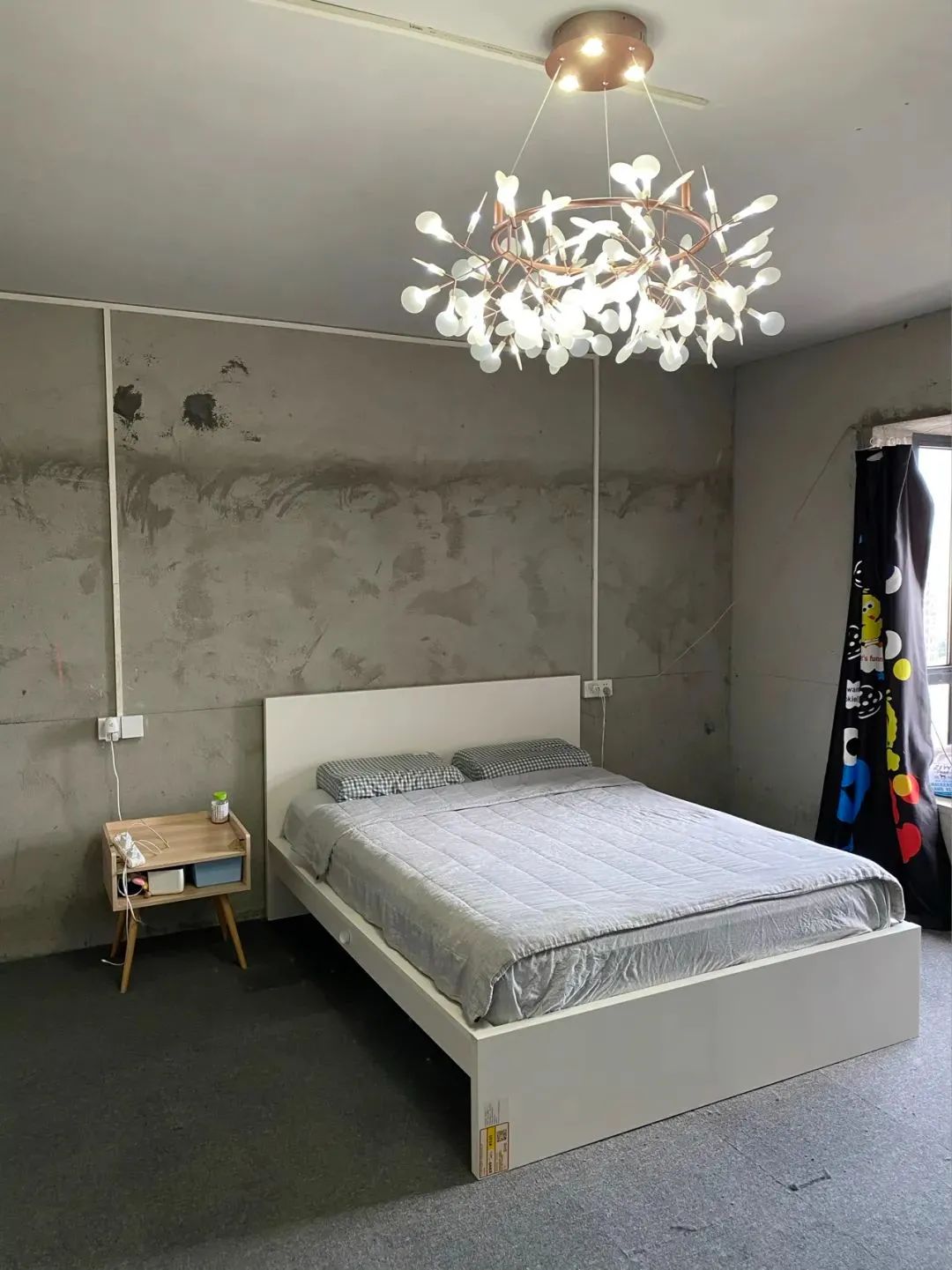 没钱装修，90后情侣直接入住170平毛坯房，生活却被无数人羡慕