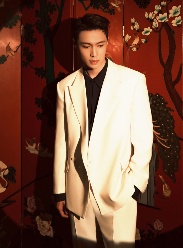 张艺兴|张艺兴拍摄外滩夜景大片，身穿深灰西装看着好man啊，表现力真强