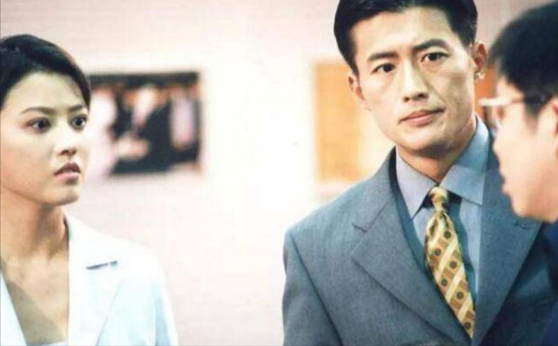 高曙光|高曙光近照曝光，小16岁老婆腰肢纤细，52岁时生二胎家庭幸福