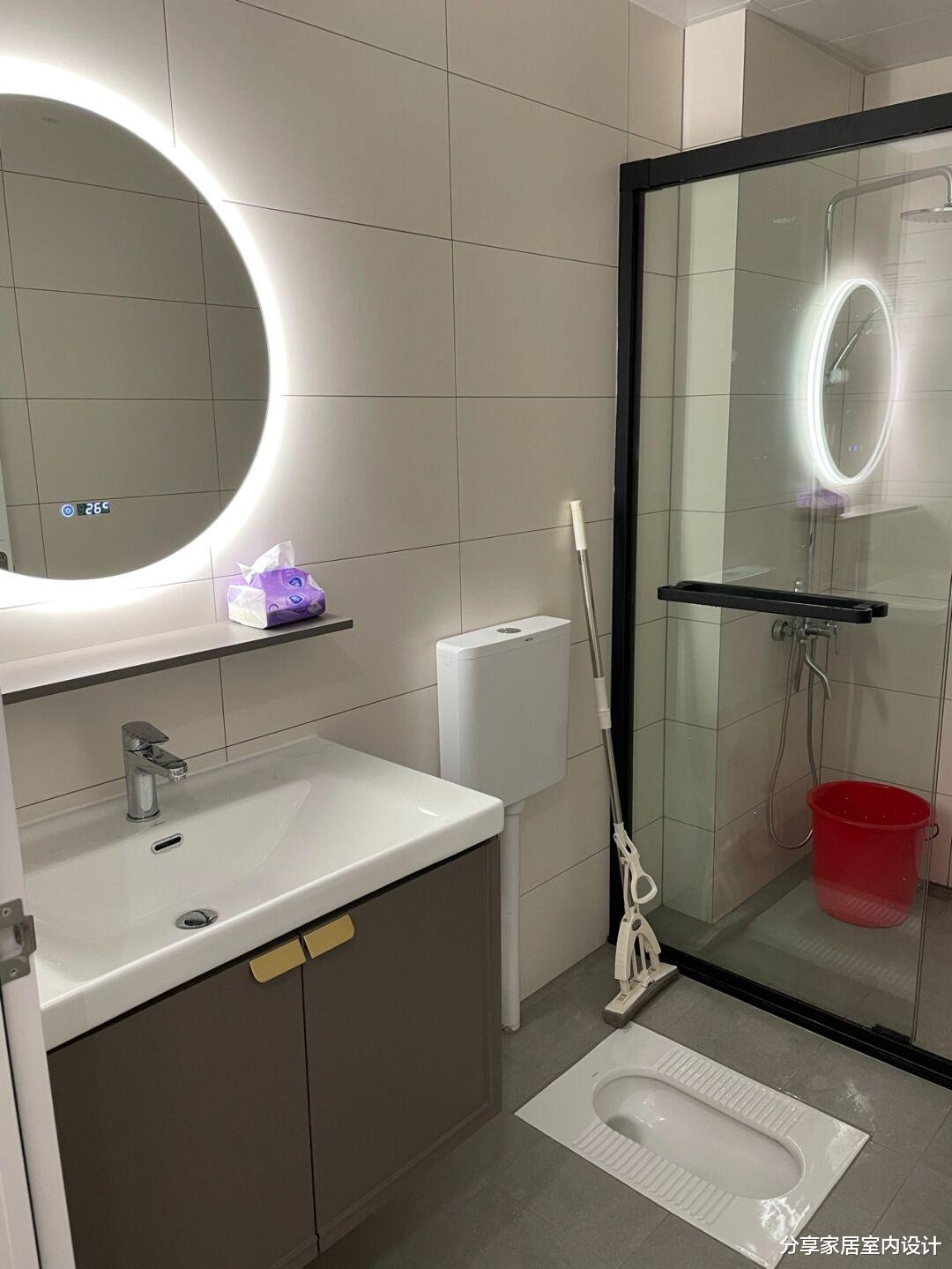 新房打扫干净准备入住，全屋铺贴木地板，电视墙打满柜子很实用！