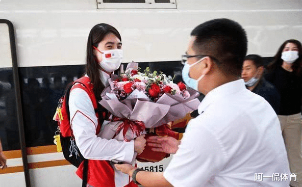 全运会|排面!张雨霏携6金3银荣归故里,女市长高铁站迎接上来就是熊抱