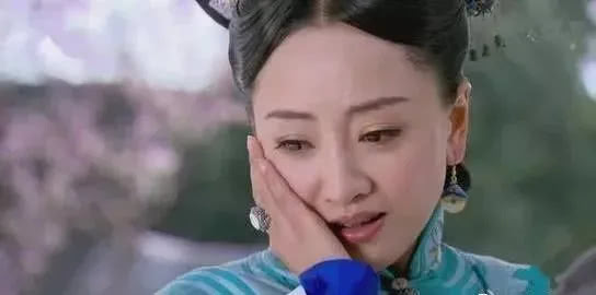 赵薇|七个捂脸的古装美人，华妃嚣张跋扈，毛晓彤委屈，赵薇却乐开花了！