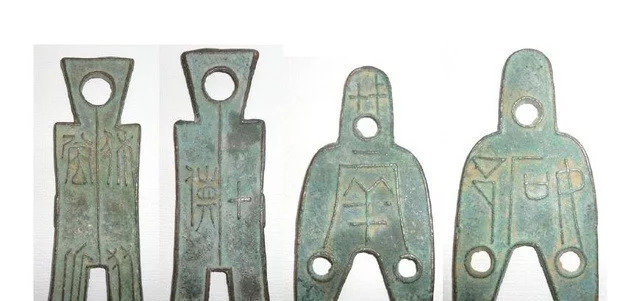 舜网 老汉在山上挖到了一块废铁,想要扔掉,儿子赶紧拦住