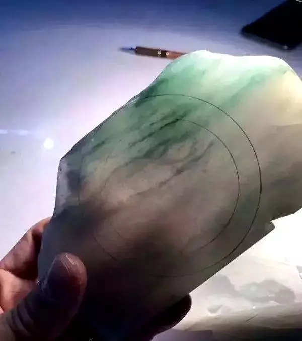 翡翠|一块满身是\胶\的翡翠原石，俊男八千拿下，切开后旁人眼都蓝了