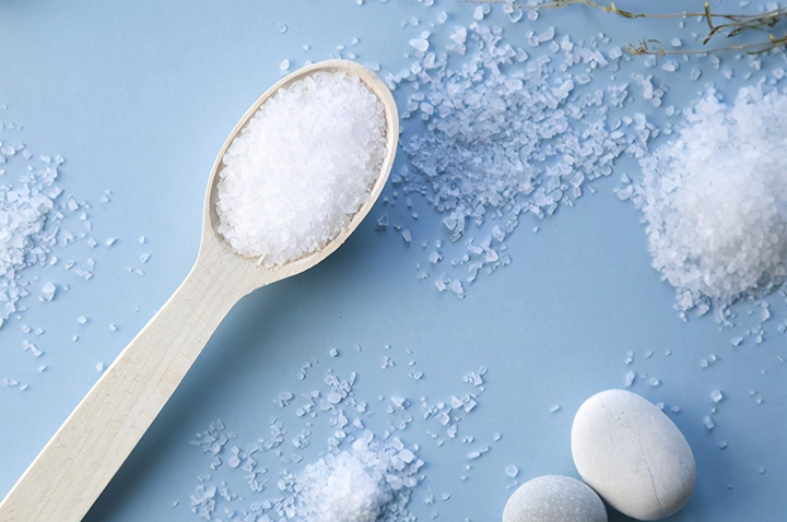 两口育儿|婆婆质问宝妈：为什么不给宝宝吃盐？妈妈回怼：孩子还不满一岁