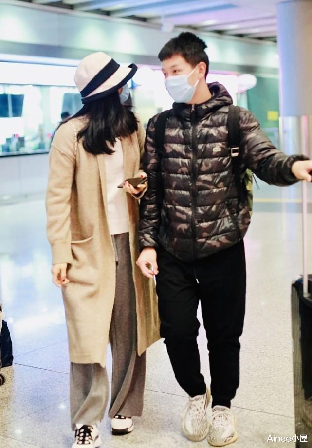 Ainee小屋 王艳和儿子同框显得好温柔,穿大衣显出慈母气质,比儿子矮半个头