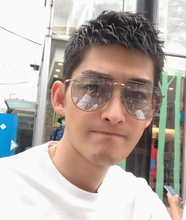 十万个家居为什么|张翰晒出自己家豪宅，客厅放着巨型钢铁侠模型，比自己身高都还高