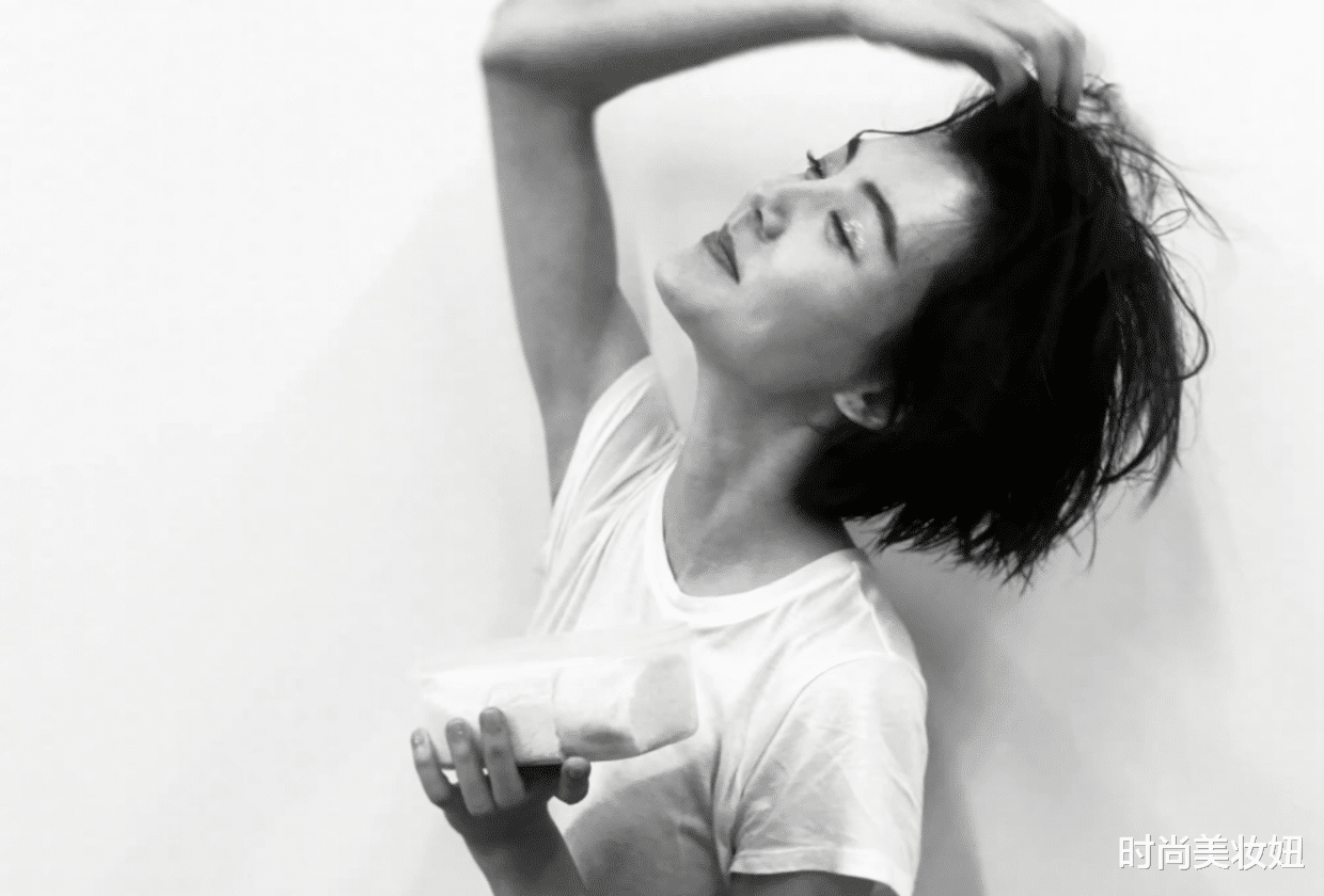 车晓|车晓单身真不顾“形象”，穿老汉T恤配鸡窝短发，仍显高级气质