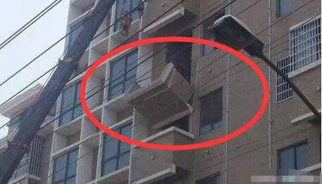 头一次见阳台这么装修,将整个阳台切掉在结构上真没问题么?