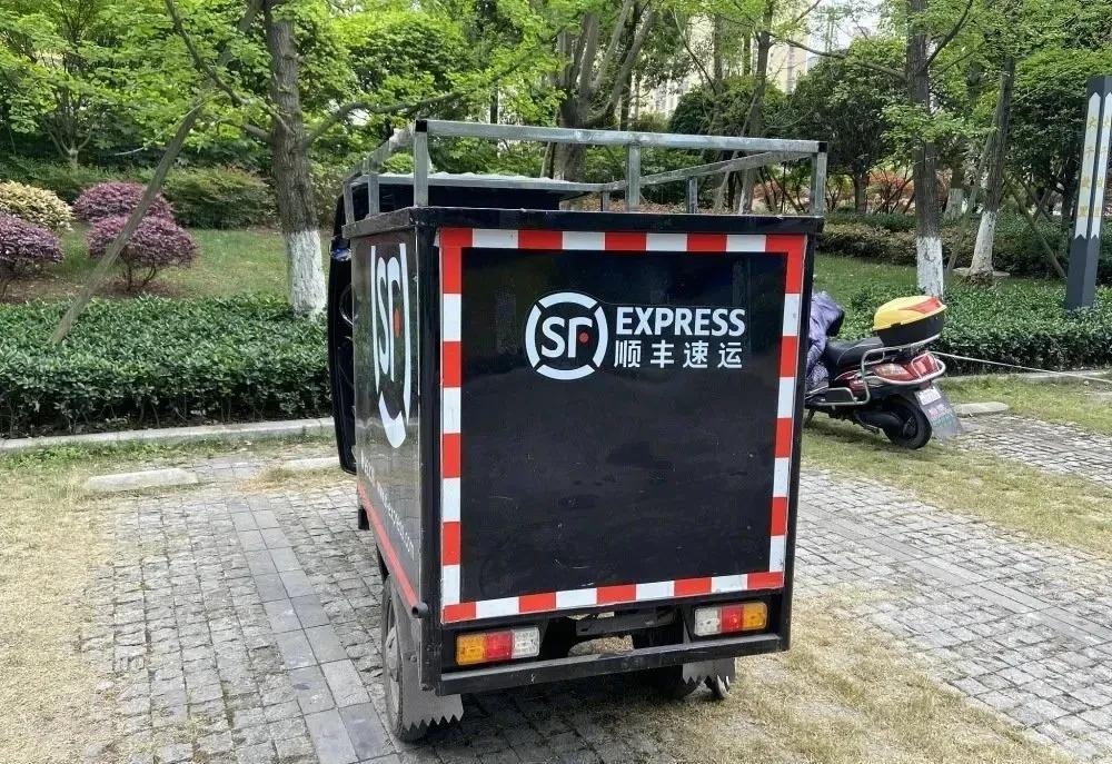 社哥见解 顺丰兼职的骑手刘某，到医院看病期间猝死，刘某妻子：是累死的，顺丰要承担责任