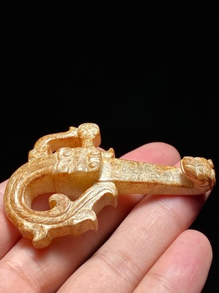 |战国 和田玉沁色 螭龙 玉钩 带钩 龙钩