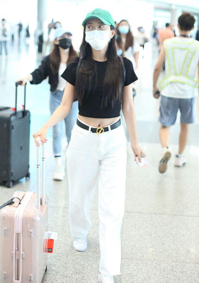 辰雪聊时尚|包文婧瘦得刚刚好,穿黑色T恤“露腰”出彩,白色裤子配出清爽感