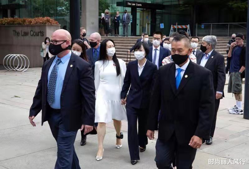时尚丽人风行|孟晚舟的樱桃胸针火了！新露面穿小白裙心情大好，手贴胶布受苦了