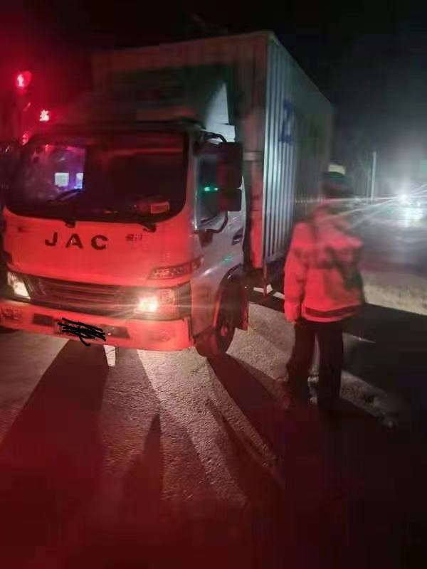 用户_老陕拍视 西安高新交警集中警力夜查治理货车超载   消除路面隐患