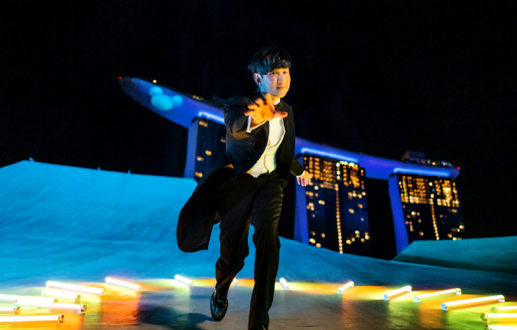 林俊杰|知名天王和父亲熬成兄弟，老爸满头白发却冻龄，两人穿着富气外漏