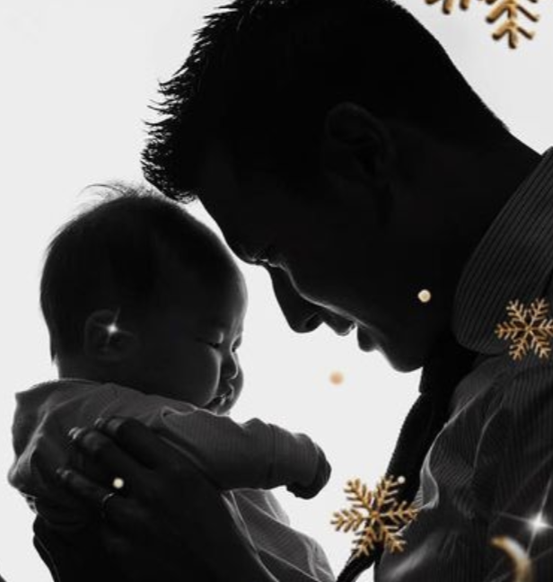 朱珠|朱珠丈夫晒全家福剪影，手捧女儿父爱满满，朱珠温柔浅笑幸福洋溢