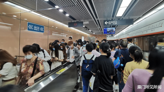 厦门所见所闻 五一假期前日，厦门地铁迎来高光时刻，当天创造了56.35万新纪录