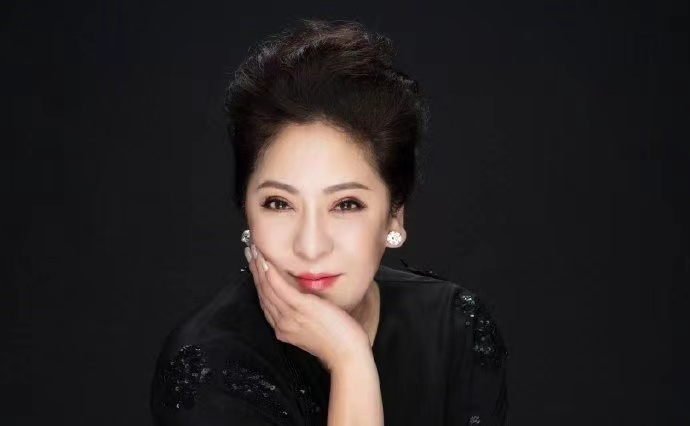 发型|向太越来越时髦，穿那么花的裙子还烫“泡面卷”，不土反而挺洋气