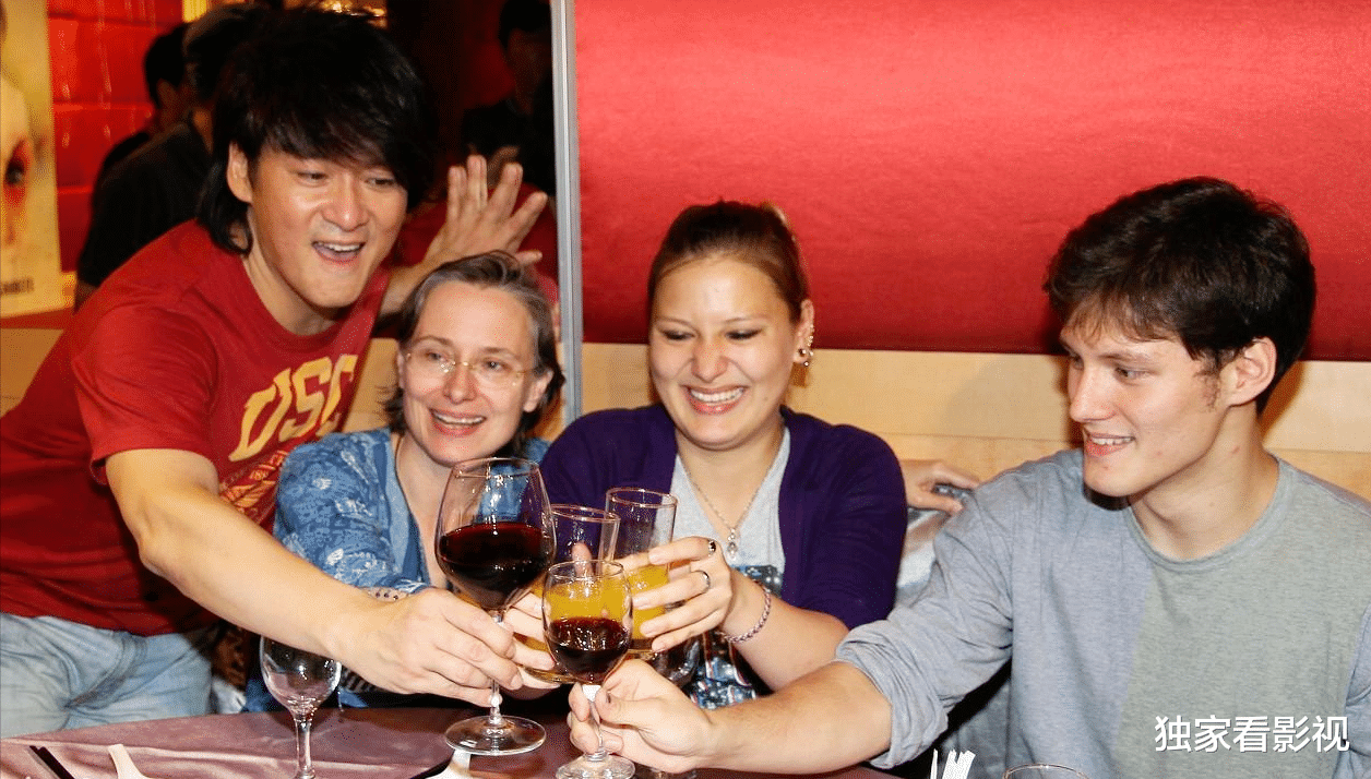 郭德纲|美貌不再也挡不住周华健爱美国妻子35年，90后儿子却看着比爹大？