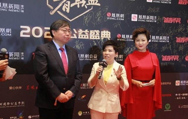 白小白的衣橱|前乒乓球手邓亚萍笑起来挺和蔼，但穿西装气场真强，有冠军范儿了