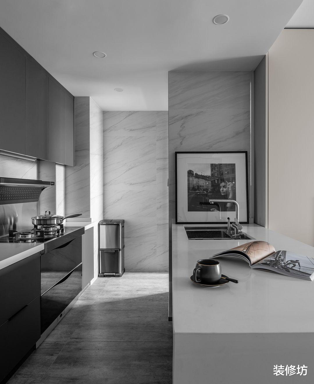 装修坊|80平的极简风新家，简单中不失高级，沉稳中不失跳动