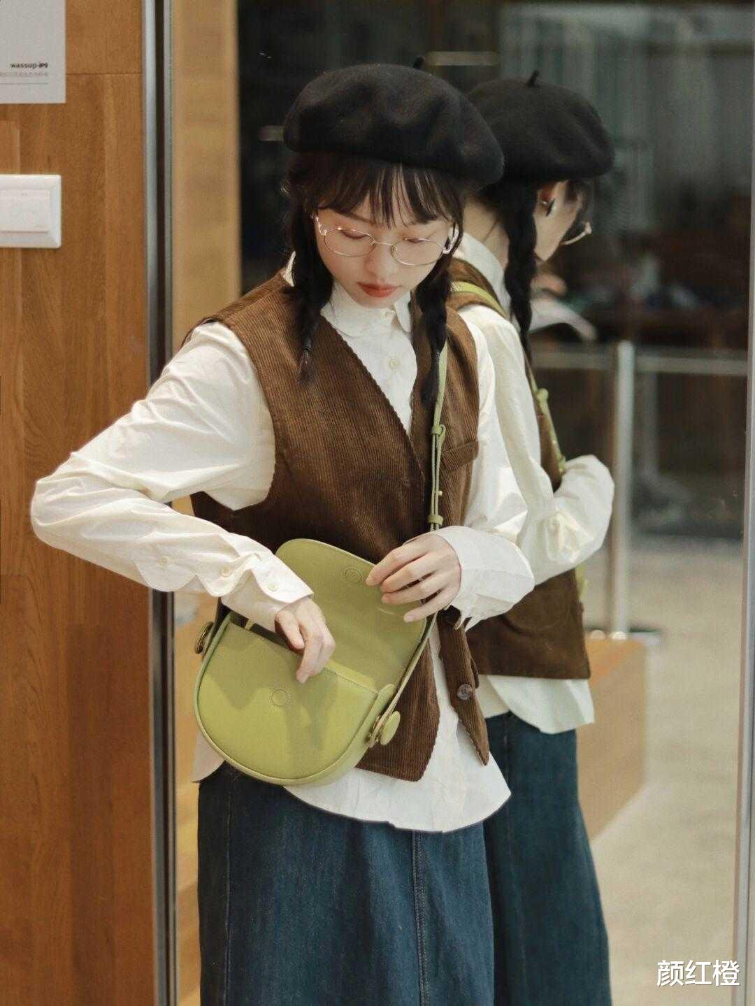 颜红橙|秋天，“ 马甲”的高级穿搭是这样的，搭配牛仔裤温柔又减龄