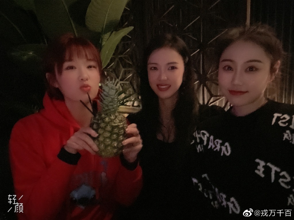 张常宁|太美了！女排张常宁精心打扮参加队友生日会，优雅大气明艳动人