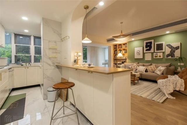 135㎡现代简约，温馨舒适的空间，加上草绿色的点缀，文艺舒适