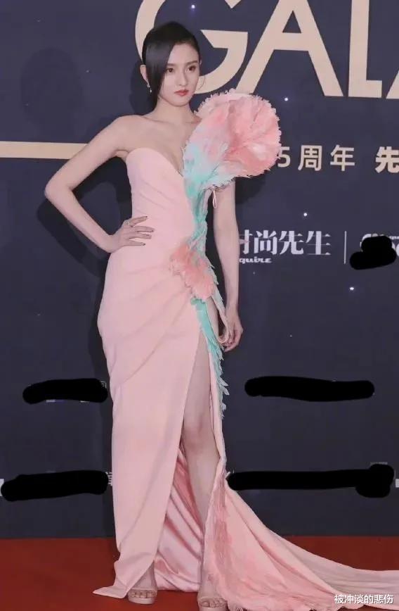 龚俊|时尚先生盛典场外花絮：王嘉尔西装重40斤，龚俊化身“火龙果”