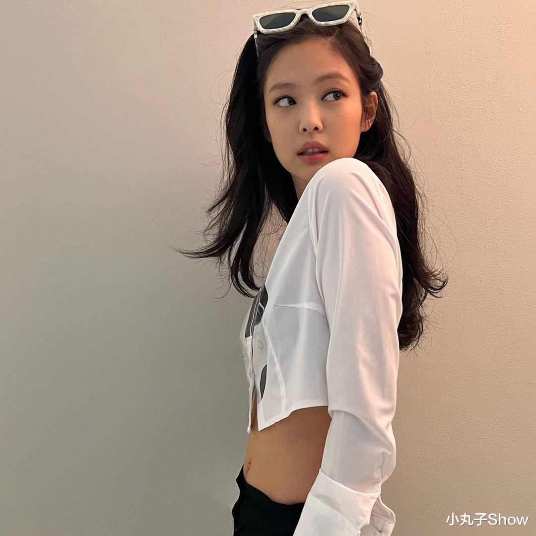 金智妮|墨镜代言妮上线!Jennie金智妮晒露脐装美照,小蛮腰细得太惊人