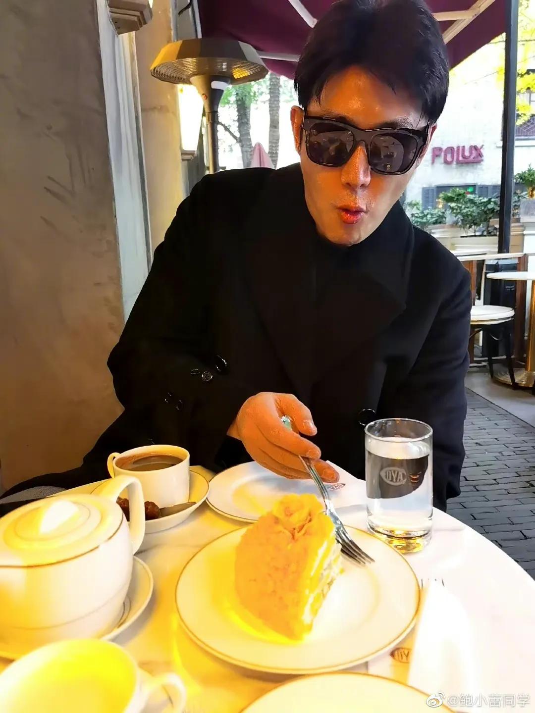 陆毅|陆毅晒照庆46岁生日,手牵俩女儿超幸福,13岁贝儿身高超爸爸肩膀